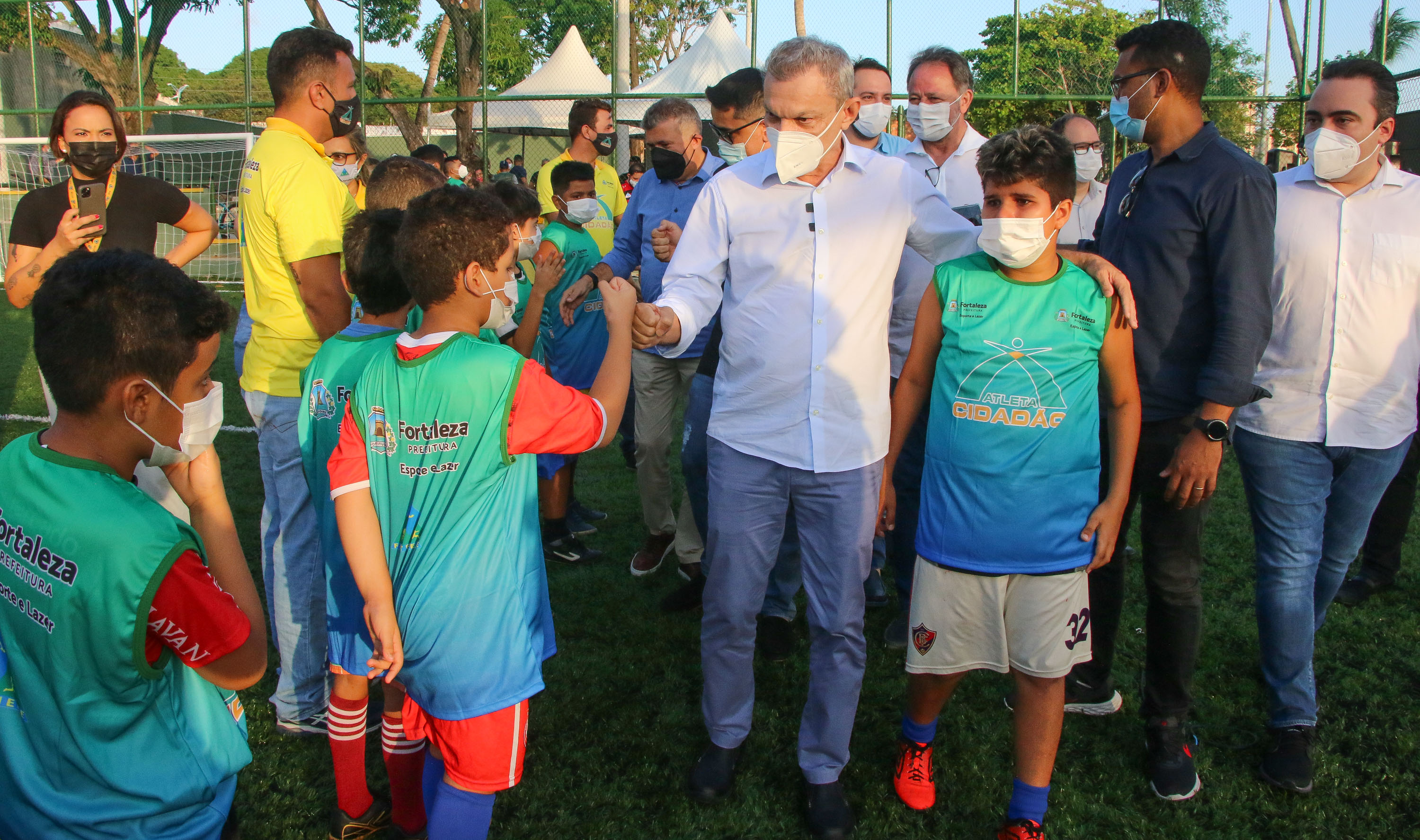 Sarto cumprimenta crianças na Areninha